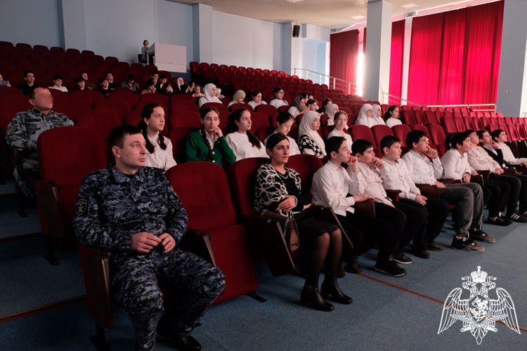 В Дагестане росгвардейцы посетили выставку «Сталинград – история Победы»