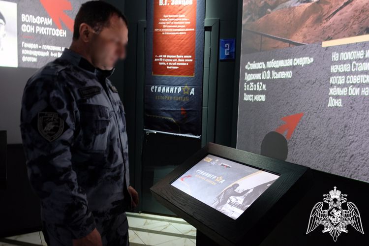 В Дагестане росгвардейцы посетили выставку «Сталинград – история Победы»
