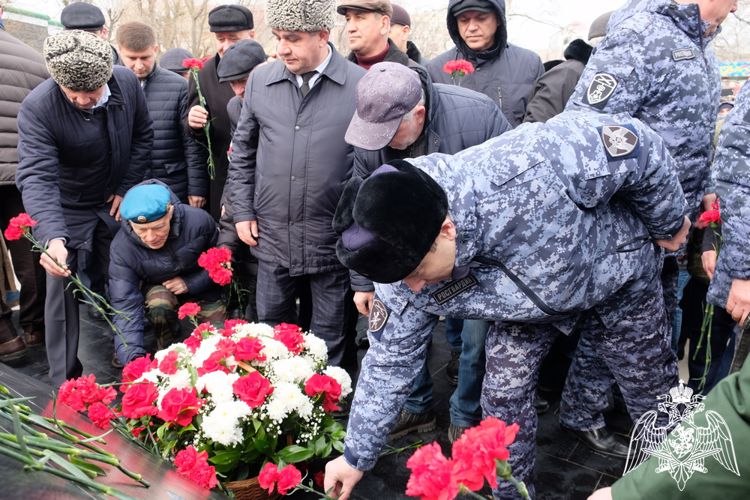 В Дагестане росгвардейцы почтили память воинов-интернационалистов