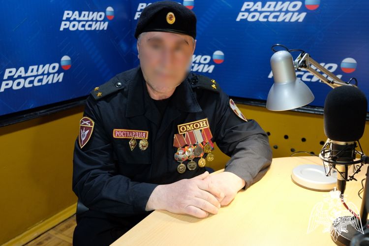 Офицер Росгвардии стал гостем дагестанской радиостанции