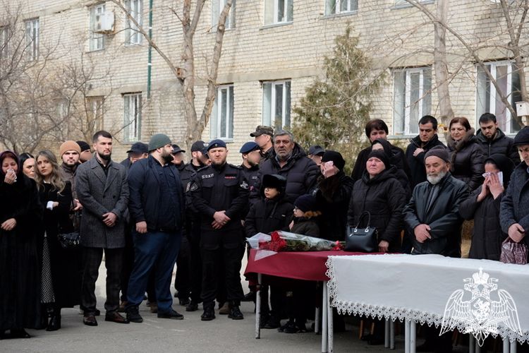 Память офицера СОБР Росгвардии увековечили в Дагестане