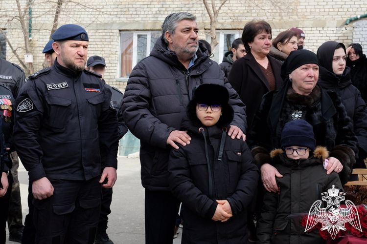 Память офицера СОБР Росгвардии увековечили в Дагестане