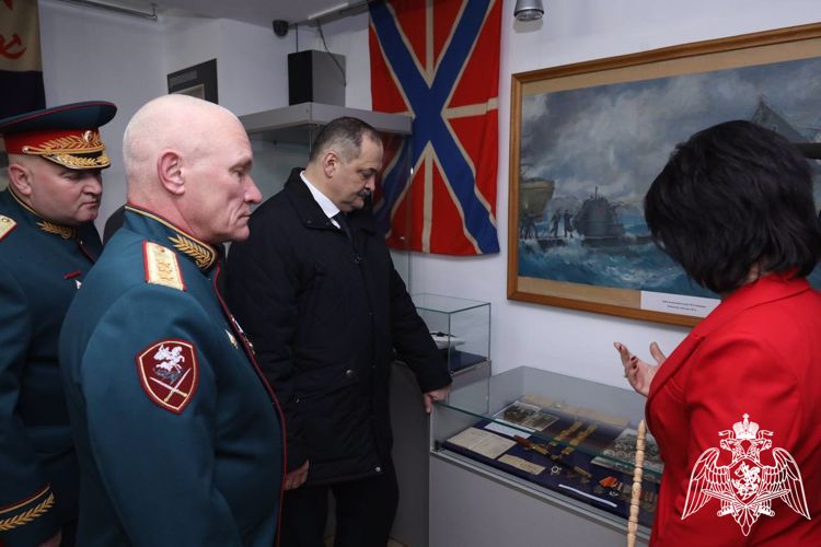 Командующий Северо-Кавказским округом Росгвардии почтил память павших защитников Отечества в Дагестане