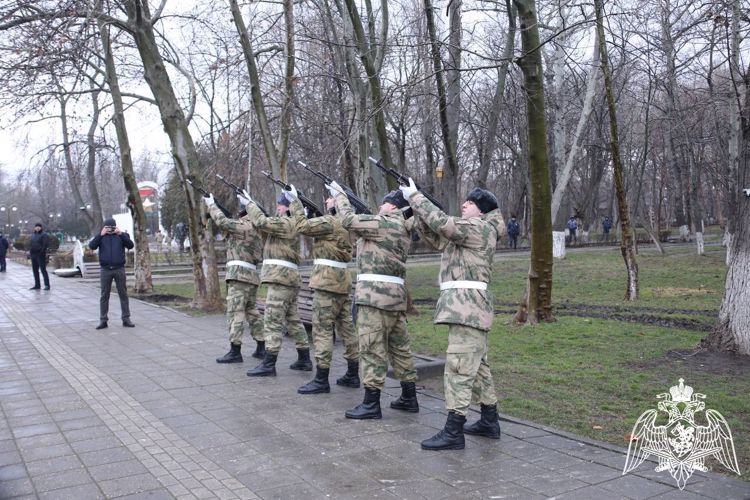 Командующий Северо-Кавказским округом Росгвардии почтил память павших защитников Отечества в Дагестане
