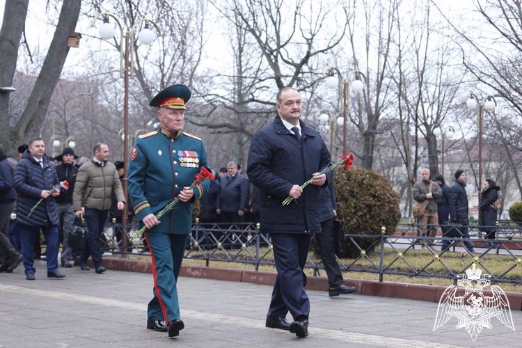 Командующий Северо-Кавказским округом Росгвардии почтил память павших защитников Отечества в Дагестане