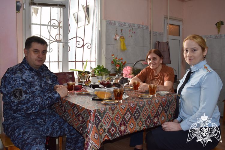В Дагестане росгвардейцы поздравили матерей и вдов погибших коллег с Международным женским днем