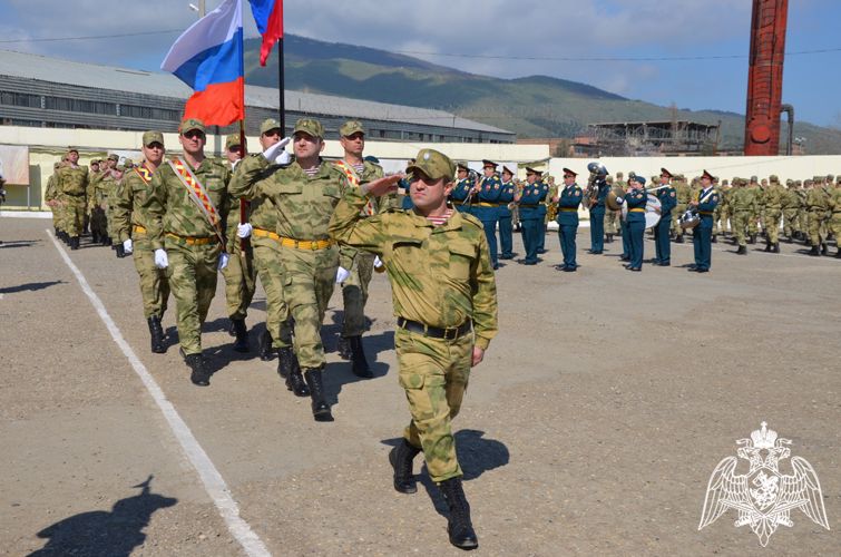 Воинским частям махачкалинского соединения Росгвардии вручены Боевые знамена