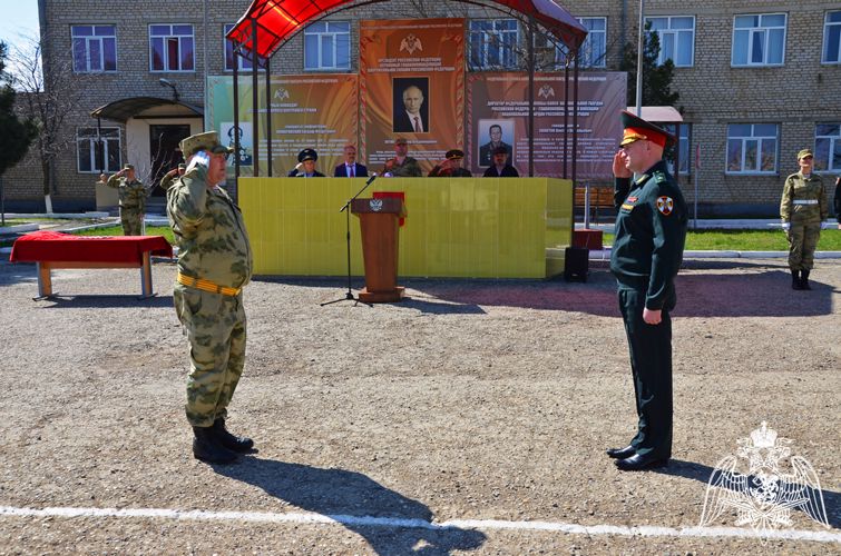 Воинским частям махачкалинского соединения Росгвардии вручены Боевые знамена