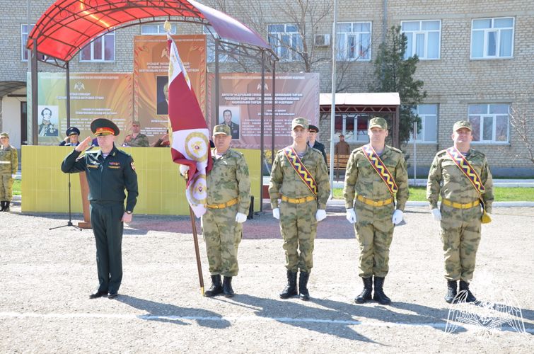 Воинским частям махачкалинского соединения Росгвардии вручены Боевые знамена