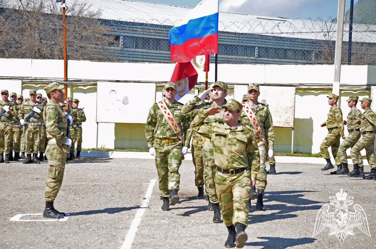 Воинским частям махачкалинского соединения Росгвардии вручены Боевые знамена