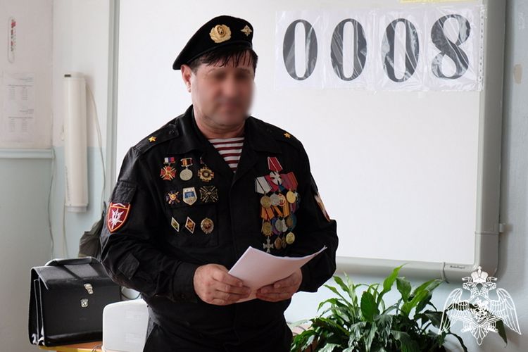 Офицер Росгвардии провел урок Мужества для махачкалинских школьников