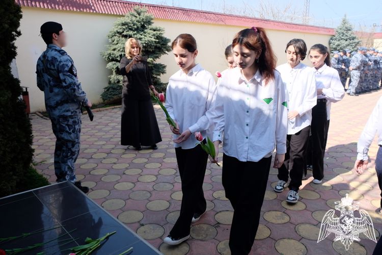 Сотрудники Росгвардии встретились с учащимися профильного класса ведомства в Дагестане
