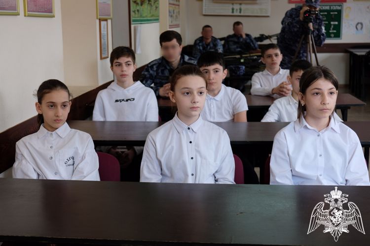 Сотрудники Росгвардии встретились с учащимися профильного класса ведомства в Дагестане