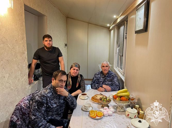 В Дагестане росгвардейцы поздравили матерей и вдов погибших коллег с Международным женским днем