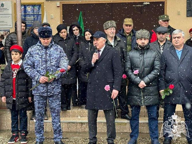 В Дагестане установили мемориальную доску в память о погибшем росгвардейце