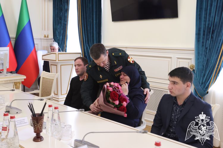  Родственникам погибших росгвардейцев передали ордена Мужества в Дагестане