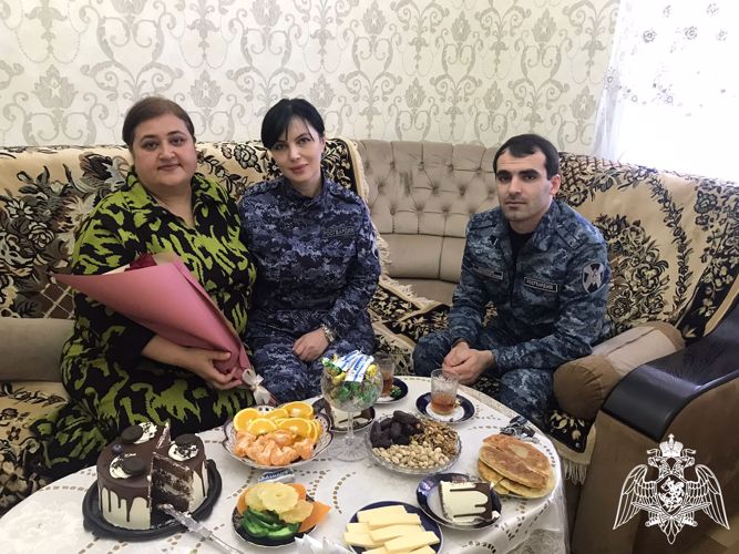 В Дагестане росгвардейцы поздравили матерей и вдов погибших коллег с Международным женским днем