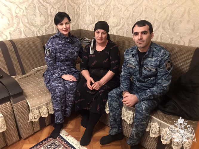 В Дагестане росгвардейцы поздравили матерей и вдов погибших коллег с Международным женским днем