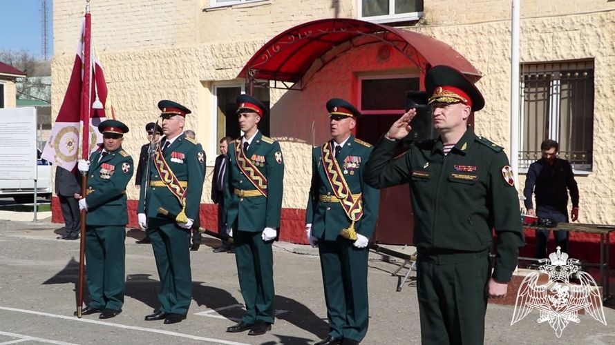 Воинским частям махачкалинского соединения Росгвардии вручены Боевые знамена