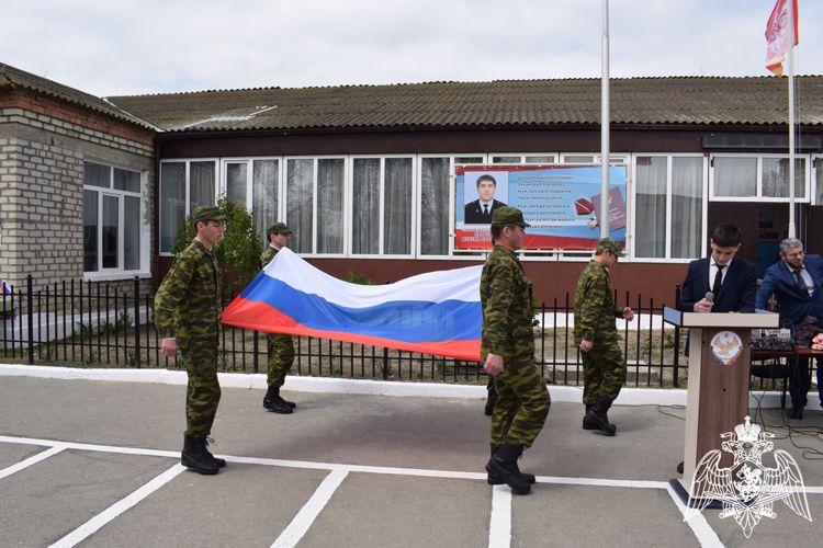 В Дагестане открыли мемориальную доску сотруднику СОБР Росгвардии 