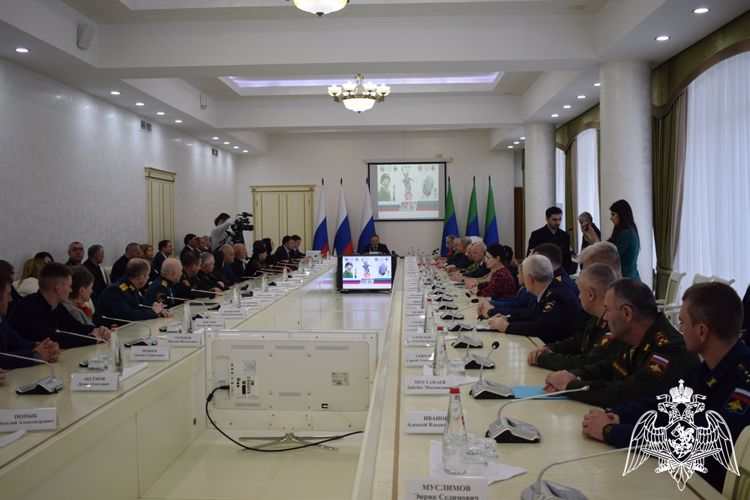 В Дагестане семьям погибших росгвардейцев передали ордена Мужества