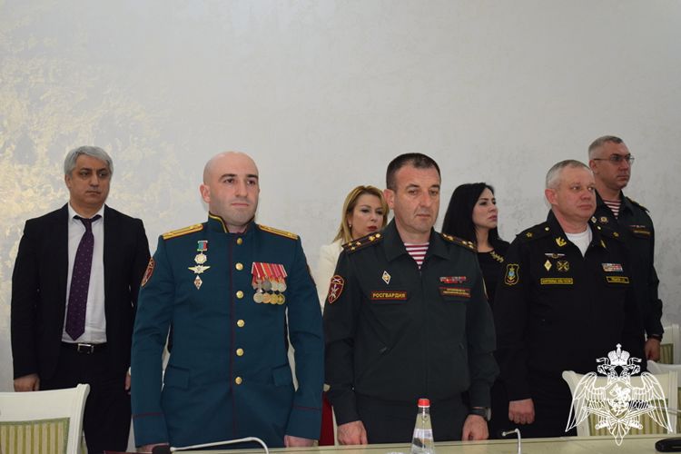 В Дагестане семьям погибших росгвардейцев передали ордена Мужества