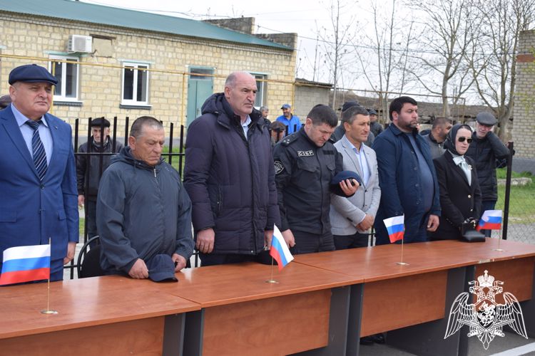 В Дагестане открыли мемориальную доску сотруднику СОБР Росгвардии 
