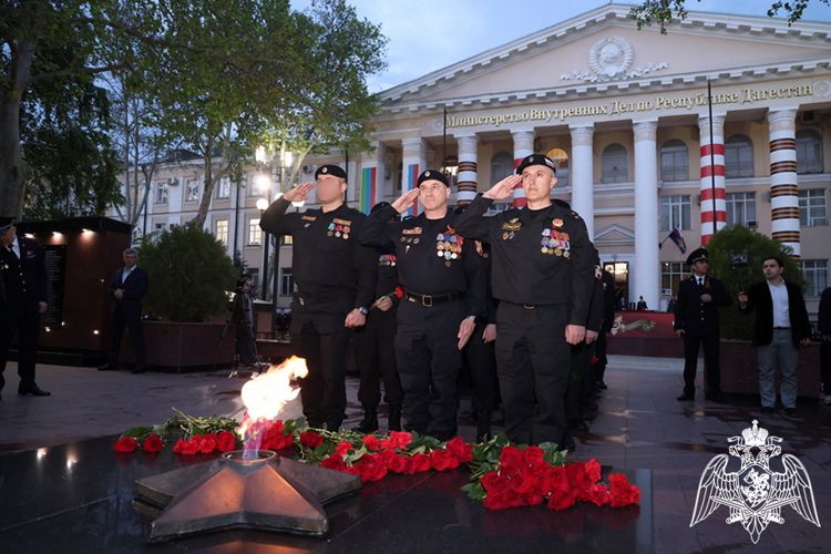  В Дагестане росгвардейцы приняли участие в церемонии зажжения Вечного огня на мемориале погибшим при исполнении служебного долга правоохранителям