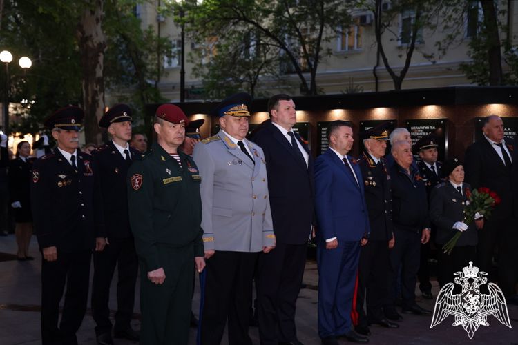  В Дагестане росгвардейцы приняли участие в церемонии зажжения Вечного огня на мемориале погибшим при исполнении служебного долга правоохранителям