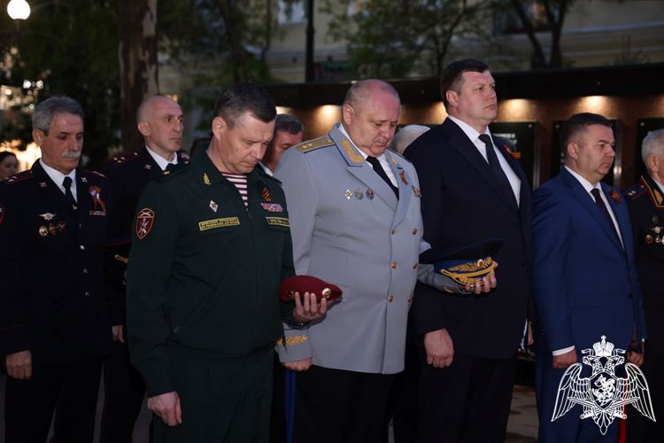  В Дагестане росгвардейцы приняли участие в церемонии зажжения Вечного огня на мемориале погибшим при исполнении служебного долга правоохранителям