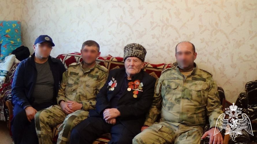 В Дагестане росгвардейцы поздравили ветеранов Великой Отечественной войны с Днем Победы