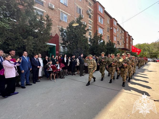 Росгвардия провела «Парад у дома ветерана» в Кизляре