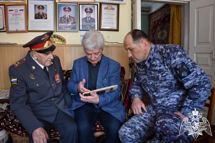 В Дагестане росгвардейцы поздравили ветеранов Великой Отечественной войны с Днем Победы