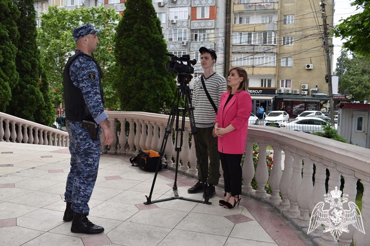 В Дагестане журналисты местного телеканала сняли передачу о буднях росгвардейцев