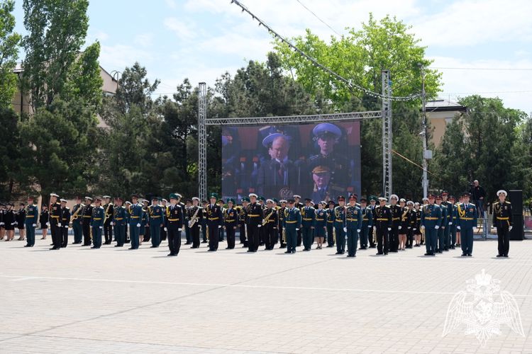 Росгвардейцы приняли участие в параде Победы в Каспийске 