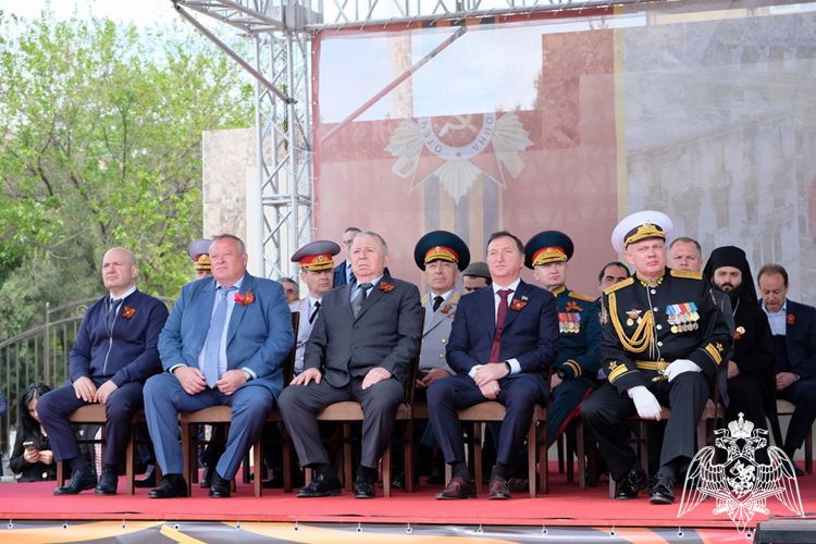Росгвардейцы приняли участие в параде Победы в Каспийске 
