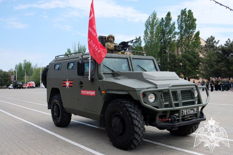 Росгвардейцы приняли участие в параде Победы в Каспийске 