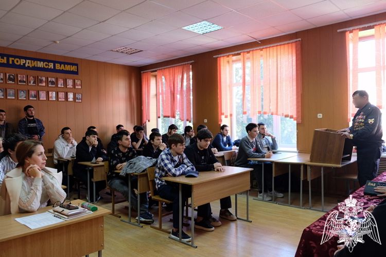 В Дагестане росгвардейцы встретились со студентами Даггостехуниверситета