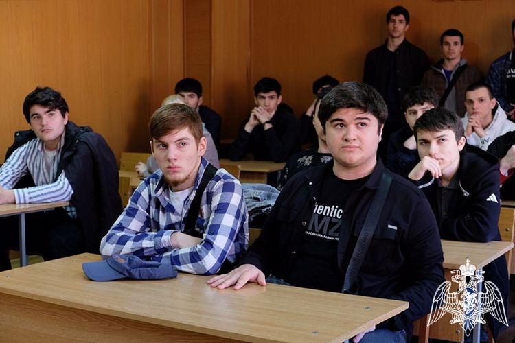 В Дагестане росгвардейцы встретились со студентами Даггостехуниверситета