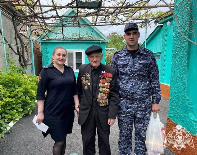 В Дагестане росгвардейцы поздравили ветеранов Великой Отечественной войны с Днем Победы