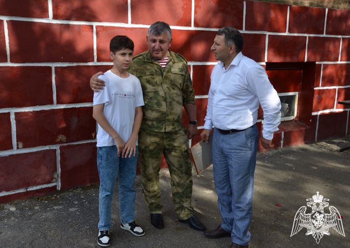 В Дагестане росгвардейцы поздравили с Днем защиты детей воспитанников социального учреждения 