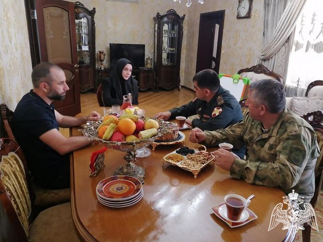В Дагестане военнослужащие Росгвардии навестили семьи погибших сослуживцев