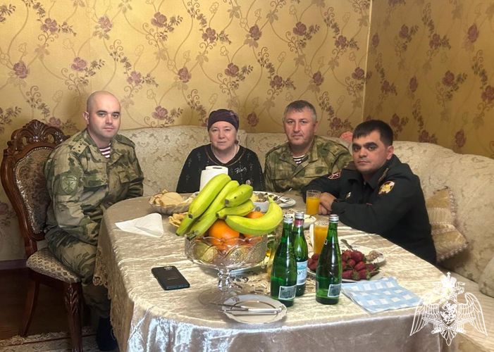 В Дагестане военнослужащие Росгвардии навестили семьи погибших сослуживцев