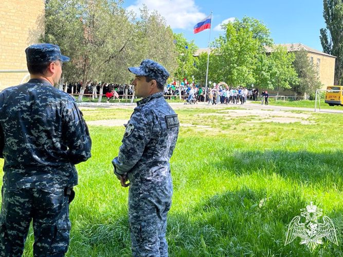 Росгвардейцы обеспечили безопасность во время Последних звонков в Дагестане