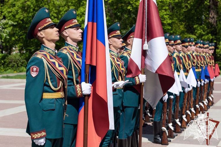 В преддверии Дня Победы генерал армии Виктор Золотов поздравил ветеранов Великой Отечественной войны