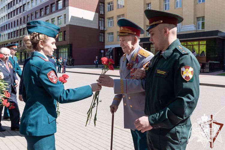 В преддверии Дня Победы генерал армии Виктор Золотов поздравил ветеранов Великой Отечественной войны