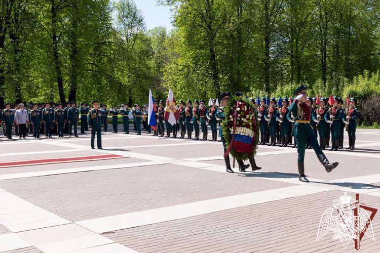 В преддверии Дня Победы генерал армии Виктор Золотов поздравил ветеранов Великой Отечественной войны
