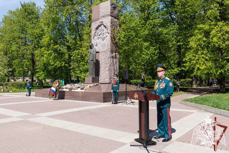 В преддверии Дня Победы генерал армии Виктор Золотов поздравил ветеранов Великой Отечественной войны