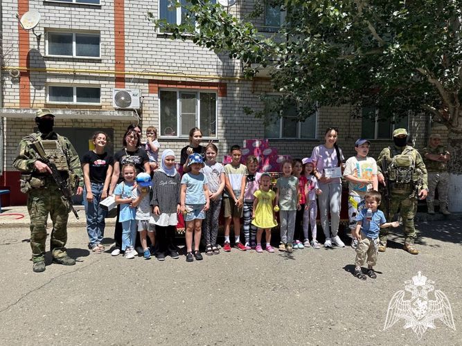 Детей росгвардейцев – участников СВО поздравили с Международным днем защиты детей в Дагестане