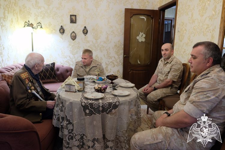 Командир махачкалинского соединения Росгвардии посетил ветерана Великой Отечественной войны 